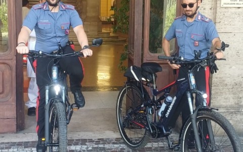 Policlinico Umberto I, la sicurezza diventa green: Carabinieri in pattuglia con bici e scooter elettrici