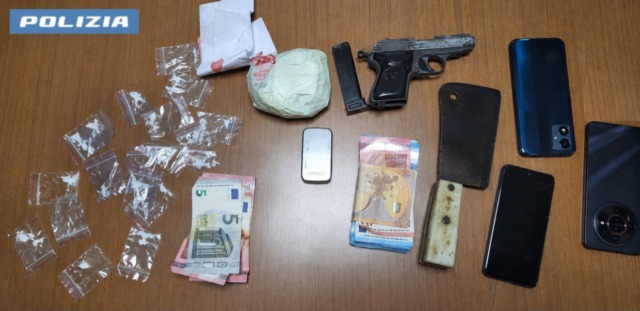 Droga, denaro e un’arma nel “salotto dello spaccio”, uomo in manette