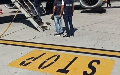 In volo dall’Inghilterra con una condanna per omicidio: trentenne turco arrestato