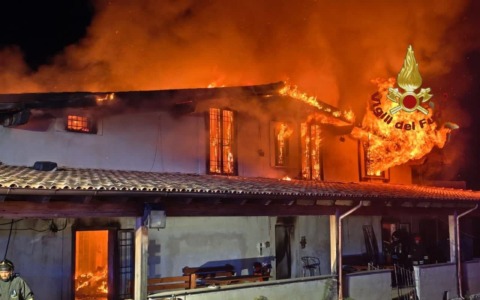 Incendio in un villino, vigili del fuoco al lavoro per tutta la notte