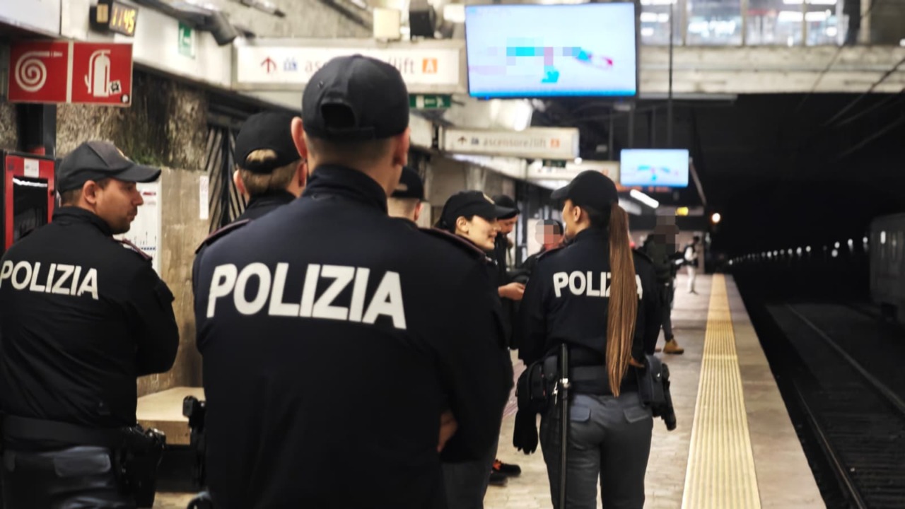 Furti nei negozi, sugli autobus e in stazione. Sei persone arrestate
