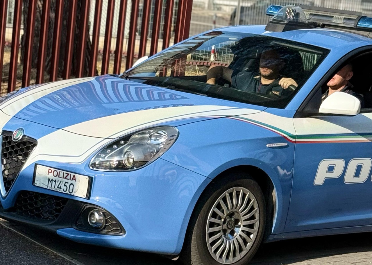 Ruba birre nel supermercato e minaccia una dipendente con un taglierino