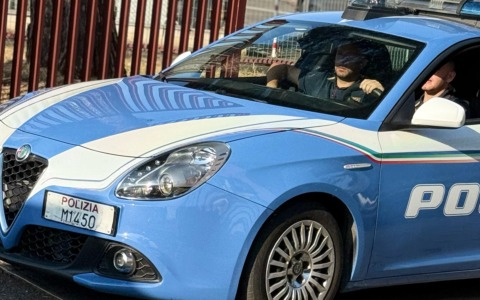 Ruba birre nel supermercato e minaccia una dipendente con un taglierino
