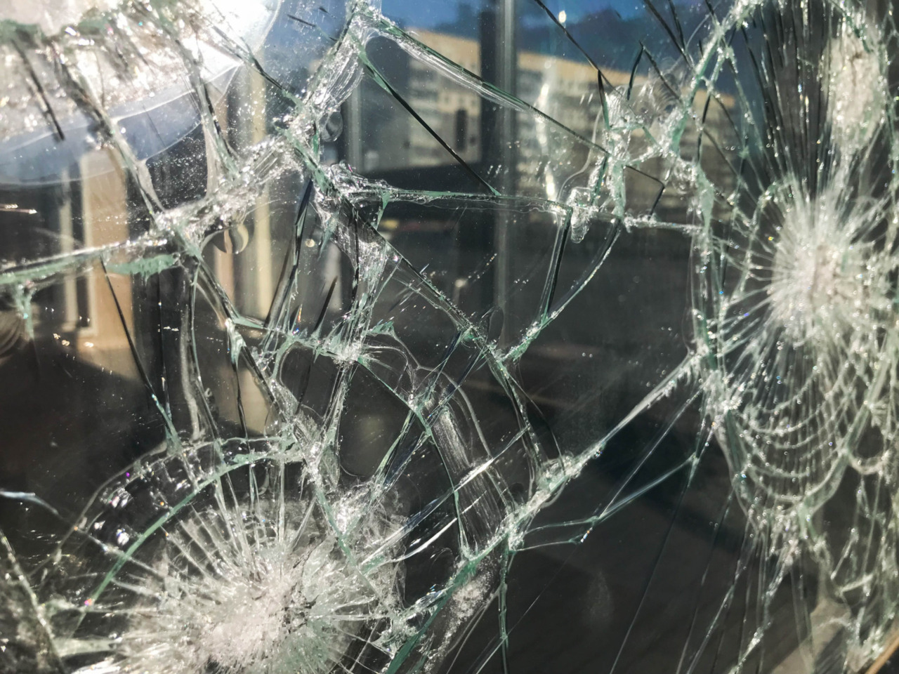 Atto vandalico al centro anziani