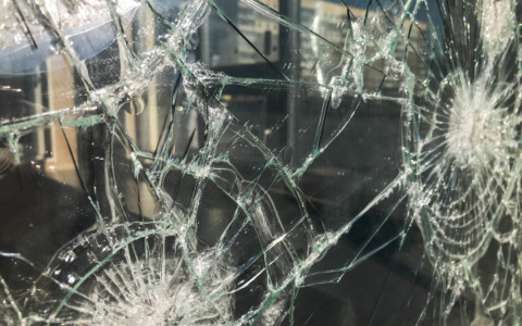 Atto vandalico al centro anziani