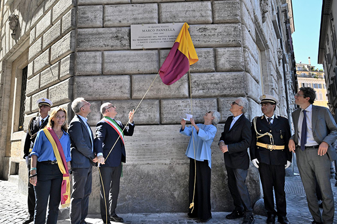 Piazza Navona, scoperta la targa in ricordo di Marco Pannella