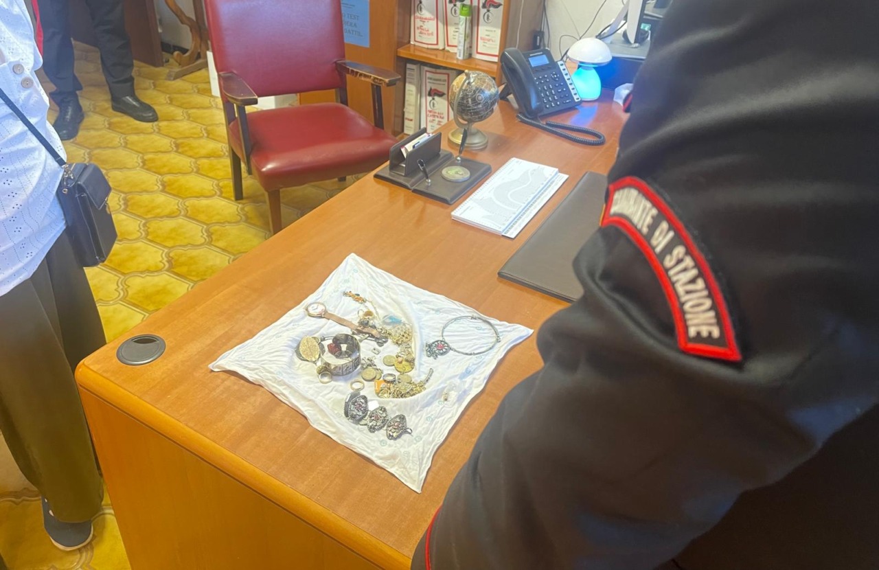 Truffa del finto carabiniere a un’anziana: arrestata 35enne, restituiti oro e contanti