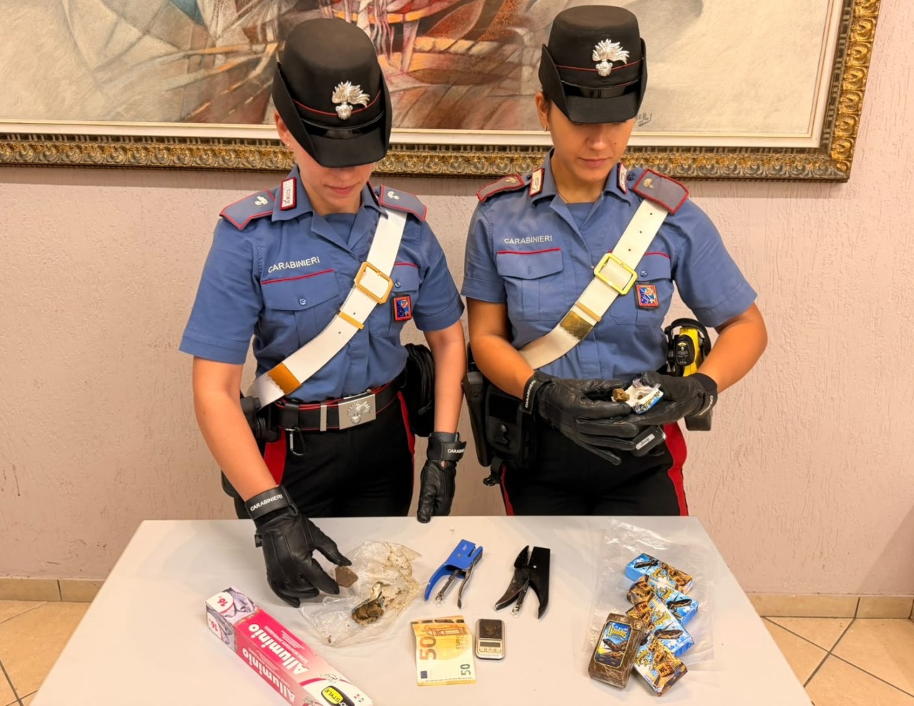 Tenta la fuga per disfarsi della droga, arrestato