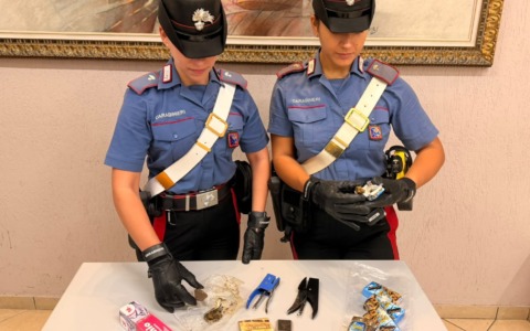 Tenta la fuga per disfarsi della droga, arrestato