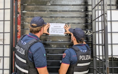 Risse e aggressioni nel locale, sospesa la licenza