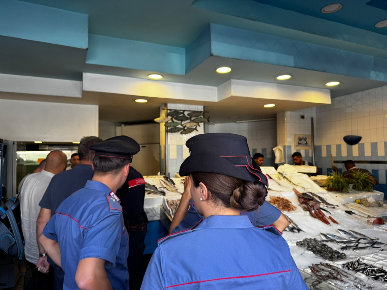 Maxi-blitz dei Carabinieri, 6 arresti e cittadini in strada ad applaudire