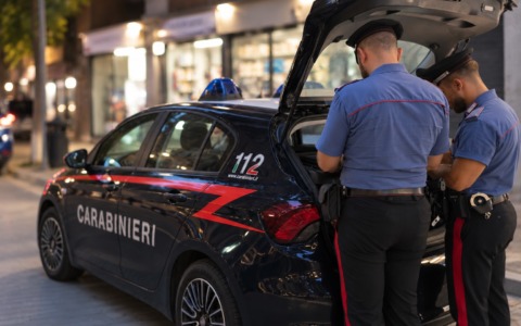 Tenta di estorcere denaro al titolare di un negozio, arrestato