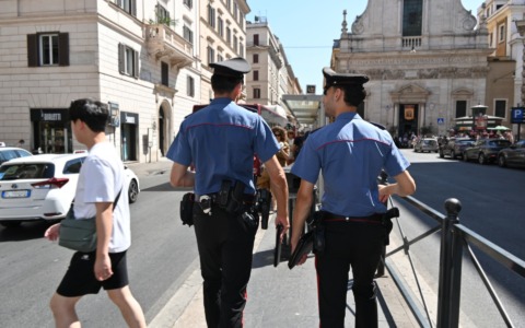 Furti nei negozi del centro della Capitale,  cinque arresti