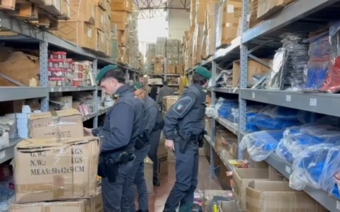 Capi di alta moda con loghi contraffatti, scoperto deposito clandestino