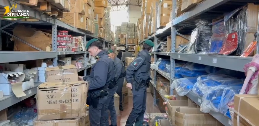 Capi di alta moda con loghi contraffatti, scoperto deposito clandestino