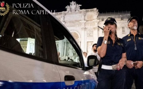 Borseggi a Fontana di Trevi, denunciata una 13enne