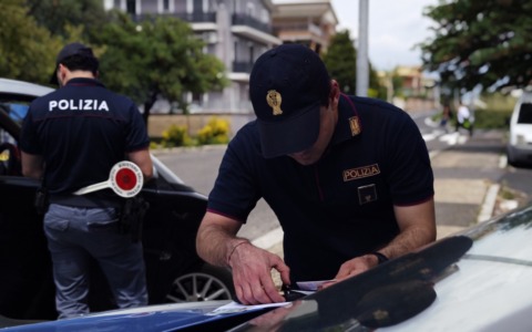 Droga nascosta nella vegetazione e nei pali della luce, sette arresti