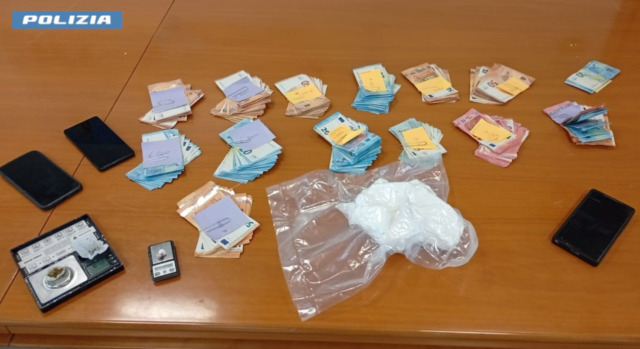 Cocaina al posto di torte e pasticcini, tre arresti