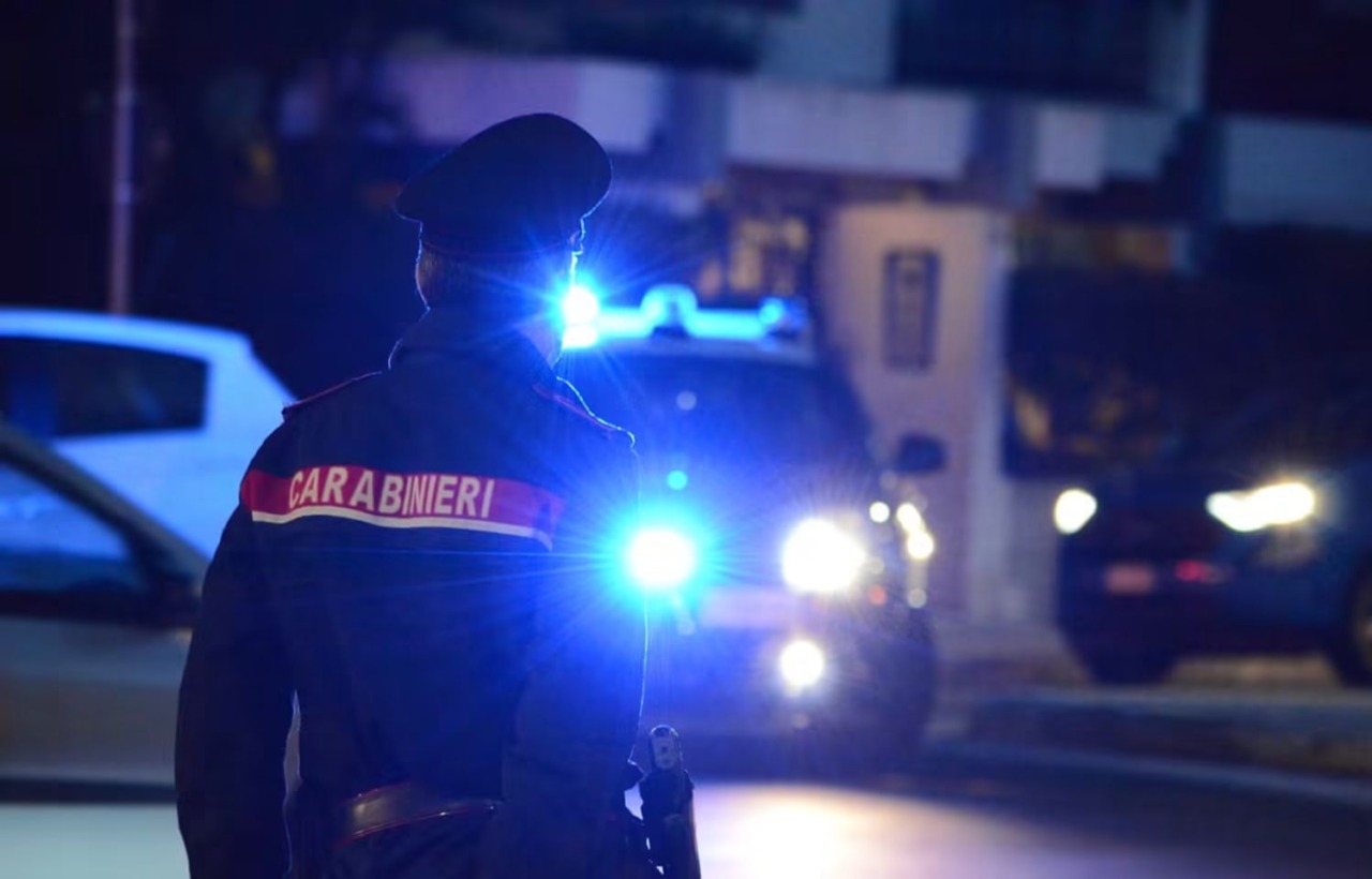 Donna ferita da un colpo sparato da uno sconosciuto