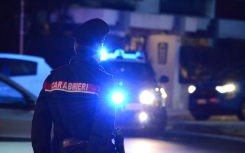 Donna ferita da un colpo sparato da uno sconosciuto