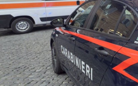 Shock a scuola, studente di 13 anni spruzza spray urticante e accoltella un’insegnante. La docente: “Lo perdono, gli voglio bene e vorrei abbracciarlo”