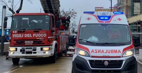 Operaio muore sbalzato da cestello gru, il collega si aggrappa e si salva