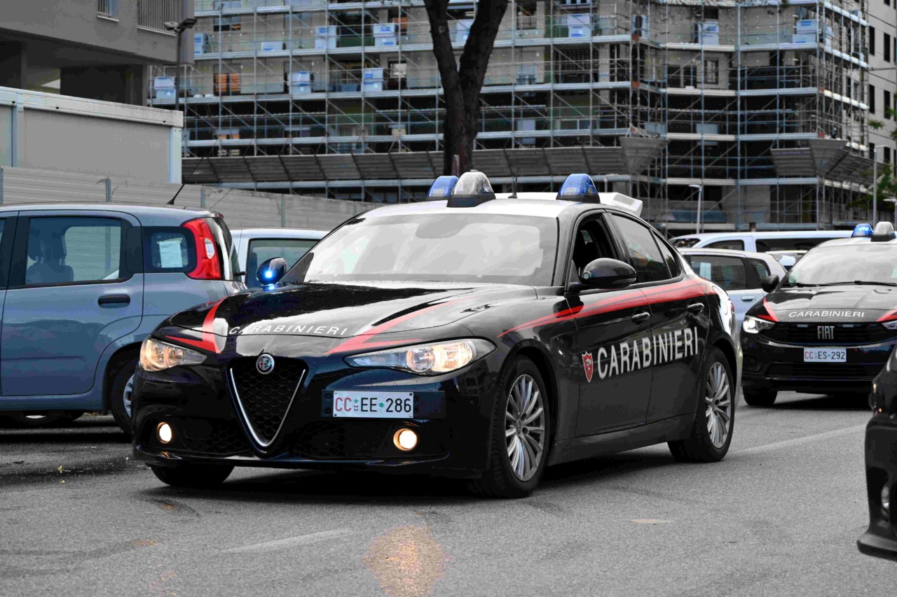Sperona l’auto dei Carabinieri e li aggredisce, arrestato