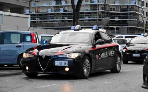 Sperona l’auto dei Carabinieri e li aggredisce, arrestato