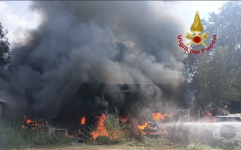 A fuoco rimessaggio barche e mezzi agricoli