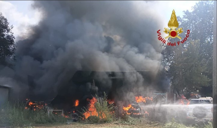 A fuoco rimessaggio barche e mezzi agricoli