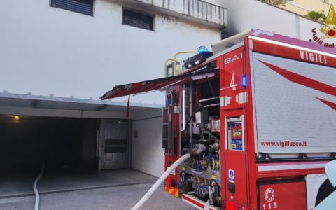 Incendio nel garage, sei intossicati: evacuate persone, tra cui 2 bambini