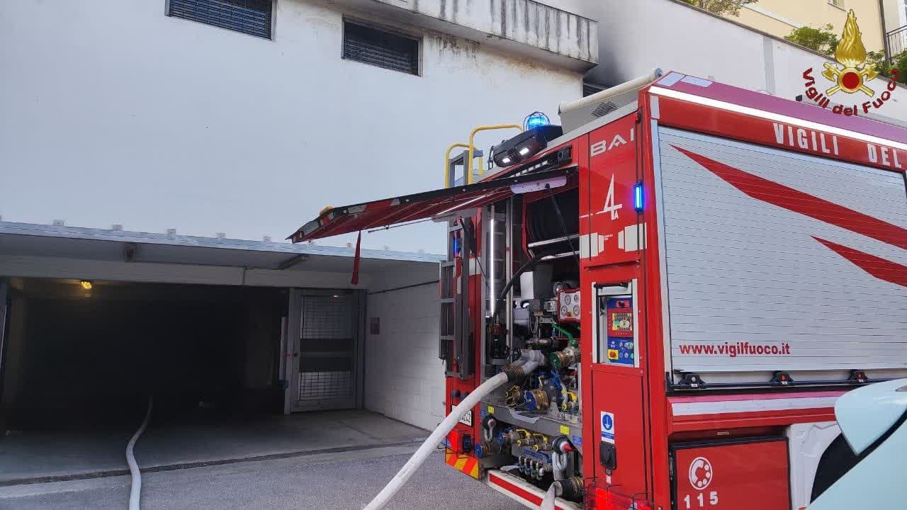 Incendio nel garage, sei intossicati: evacuate persone, tra cui 2 bambini