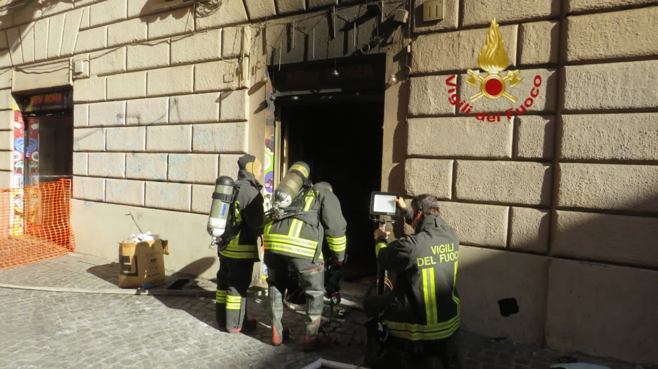 Incendio nei sotterranei di un negozio di telefonia, evacuato lo stabile