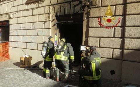 Incendio nei sotterranei di un negozio di telefonia, evacuato lo stabile