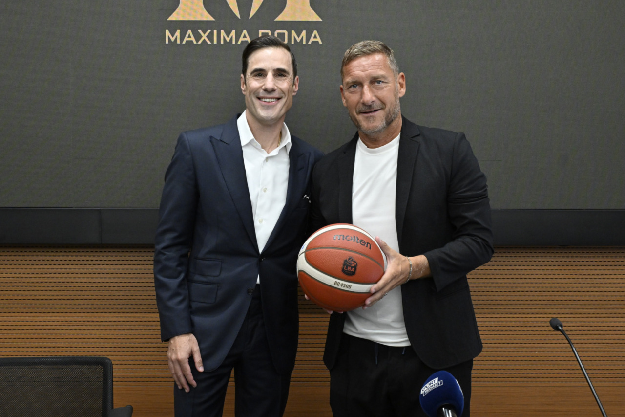 Presentata la Maxima Roma. C’è Francesco Totti