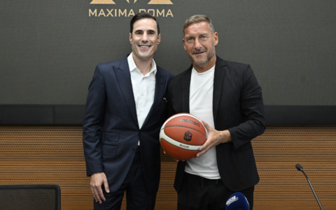 Presentata la Maxima Roma. C’è Francesco Totti