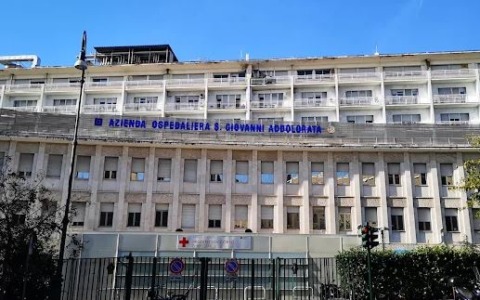 Cade da una scala durante lavori di ristrutturazione, grave operaio