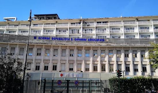 Cade da una scala durante lavori di ristrutturazione, grave operaio