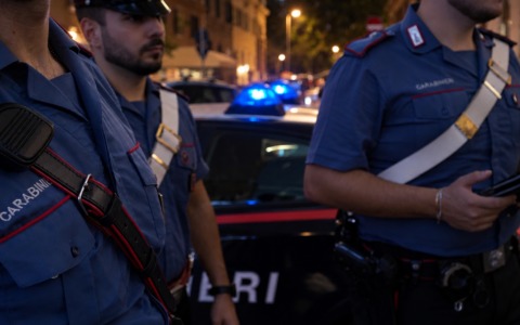 Rubano alcolici in un minimarket e minacciano i dipendenti con un coccio di vetro