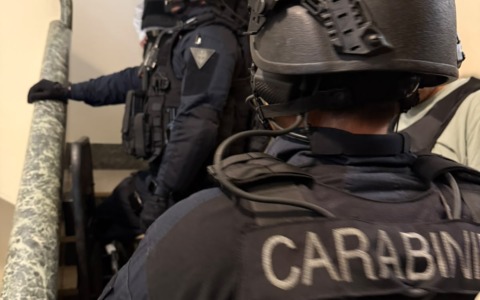 Minaccia i Carabinieri con un coltello e si barrica in casa, momenti di panico