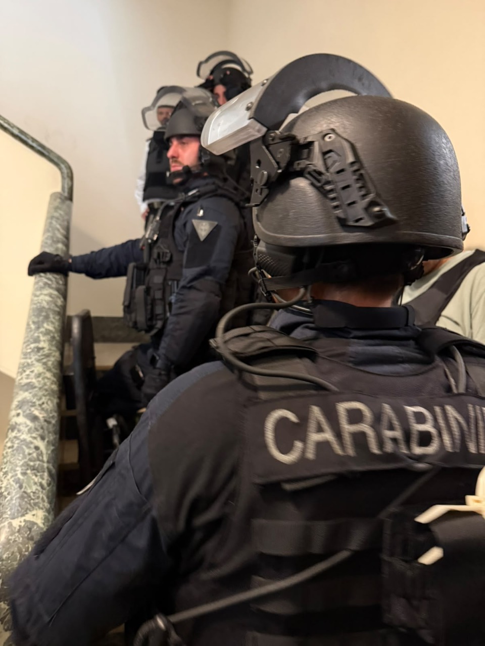 Minaccia i Carabinieri con un coltello e si barrica in casa, momenti di panico