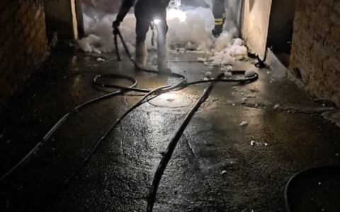 Incendio nella notte in via Orotelli: fiamme in due garage, distrutte due auto