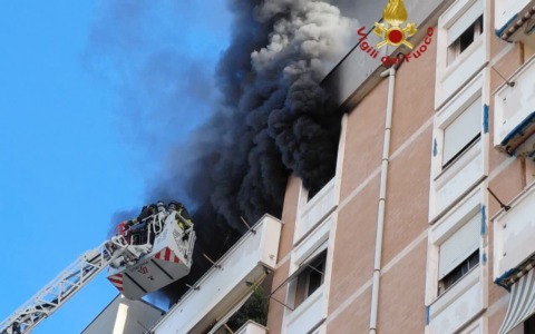 Tragedia a Colli Aniene, muore nell’incendio dell’appartamento. LE IMMAGINI