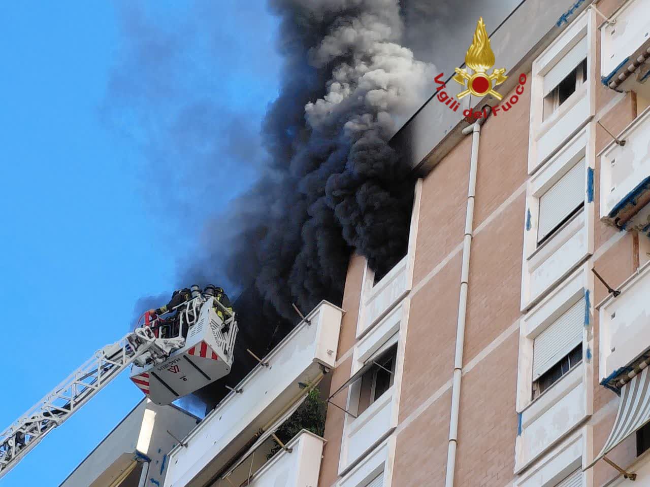 Tragedia a Colli Aniene, muore nell’incendio dell’appartamento. LE IMMAGINI