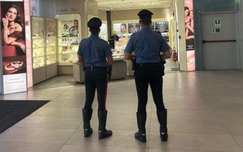 Rapina a mano armata in gioielleria, arrestato un cittadino cileno