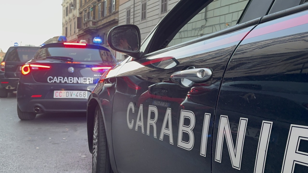 Sorpresi dai carabinieri mentre prelevano denaro con un bancomat rubato