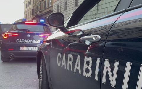Sorpresi dai carabinieri mentre prelevano denaro con un bancomat rubato