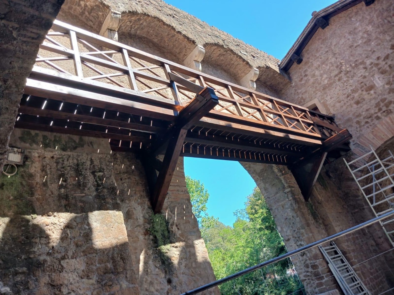 Ponte Nomentano, ripristinata la passerella storica in legno tra le due torri