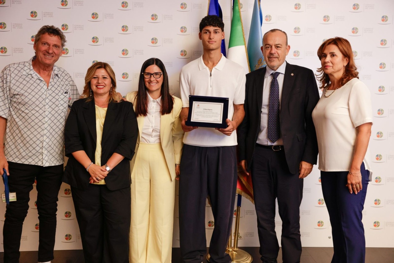 Premiato  Denis, il bagnino di 17anni che in un giorno ha salvato 8 persone in mare