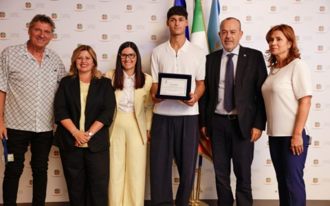 Premiato  Denis, il bagnino di 17anni che in un giorno ha salvato 8 persone in mare